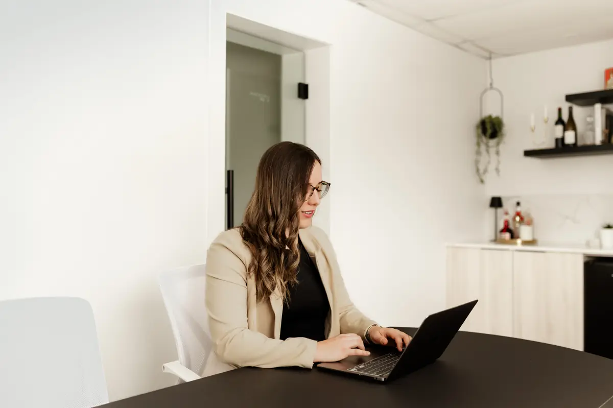 Éloïse Legault à son bureau